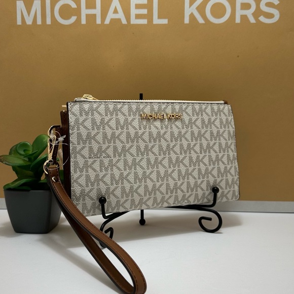 Michael Kors Wallet - Picture 5 of 7